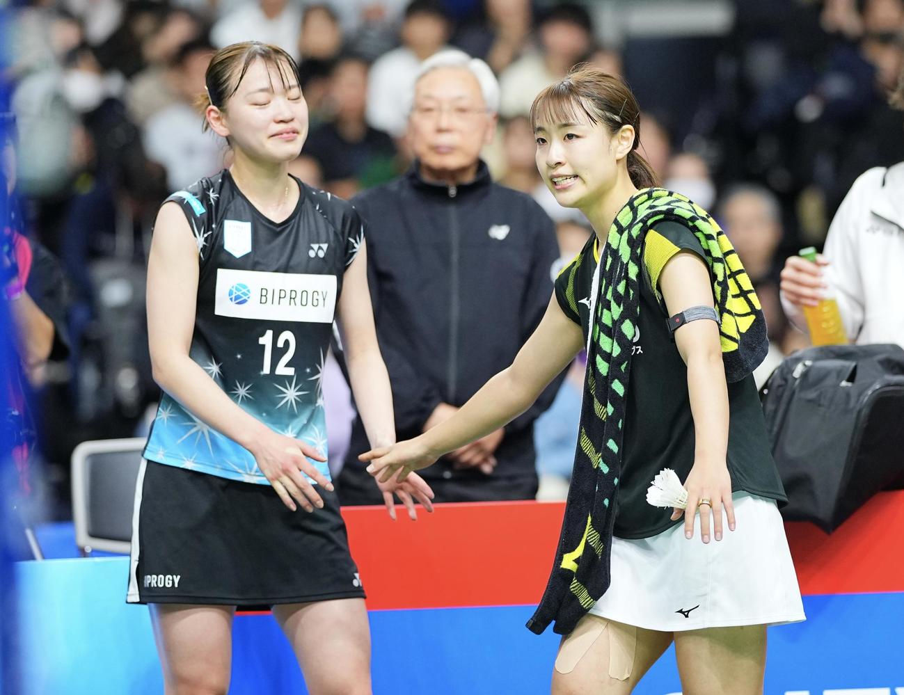 第77回全日本総合バドミントン選手権大会　女子シングルス決勝　奥原希望対杉山薫　負傷により途中棄権の奥原（右）は優勝した杉山と健闘をたたえ合い握手を交わす