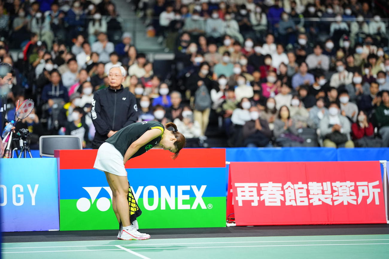 第77回全日本総合バドミントン選手権大会　女子シングルス決勝　奥原希望対杉山薫　負傷により途中棄権の奥原はスタンドに一礼して引き揚げる