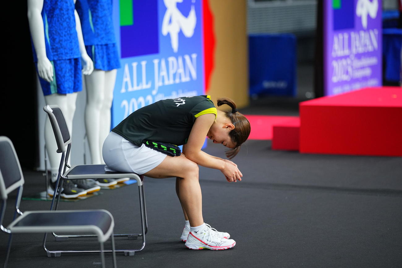 第77回全日本総合バドミントン選手権大会　女子シングルス決勝　奥原希望対杉山薫　負傷により途中棄権の奥原は椅子に座りうつむく