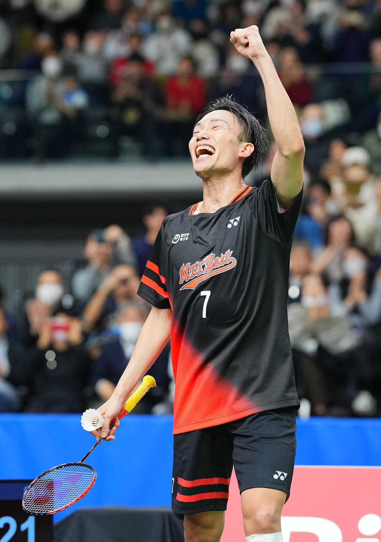 桃田賢斗対渡辺航貴　優勝し雄たけびを上げながらガッツポーズする桃田（撮影・垰建太）