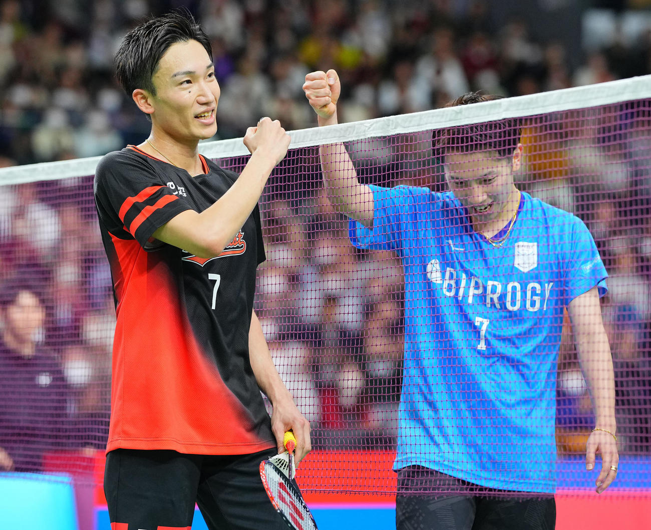 桃田賢斗対渡辺航貴　優勝した桃田（左）は渡辺と健闘たたえ合う（撮影・垰建太）