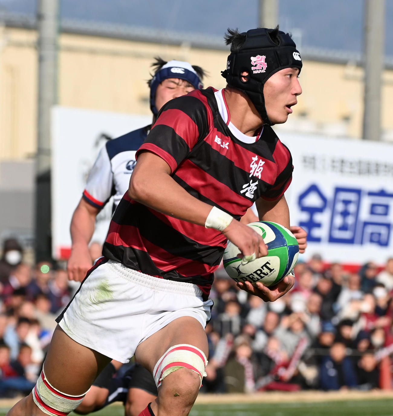 報徳学園対明和県央　前半、報徳学園NO8小林裕太がトライ（撮影・前岡正明）
