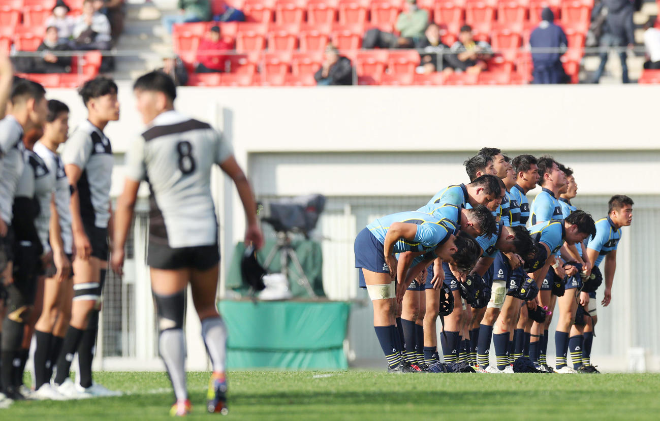 川越東対光泉カトリック　光泉カトリック（左）に敗れ、観客席にあいさつする川越東の選手たち（撮影・前田充）