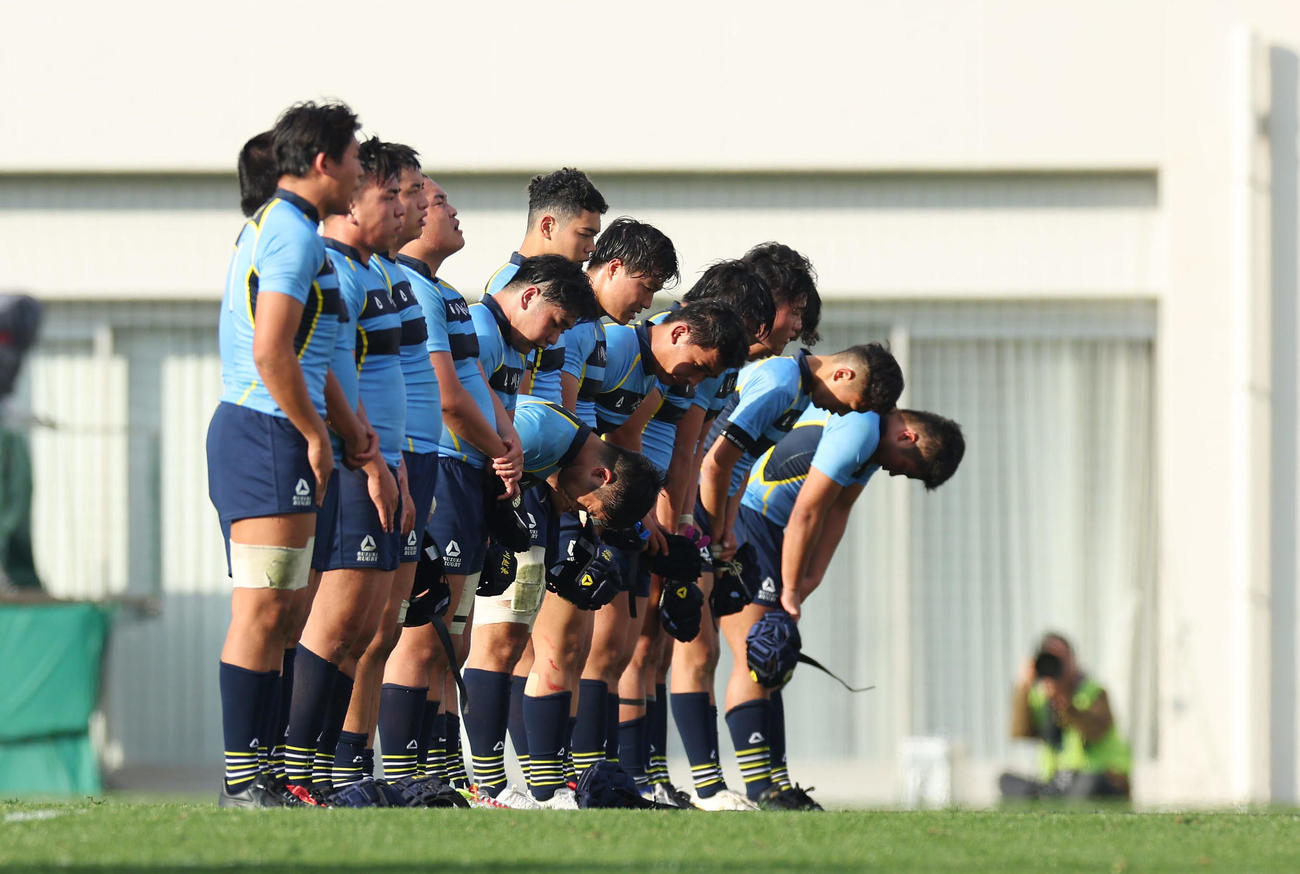 川越東対光泉カトリック　光泉カトリックに敗れ、観客席にあいさつする川越東の選手たち（撮影・前田充）