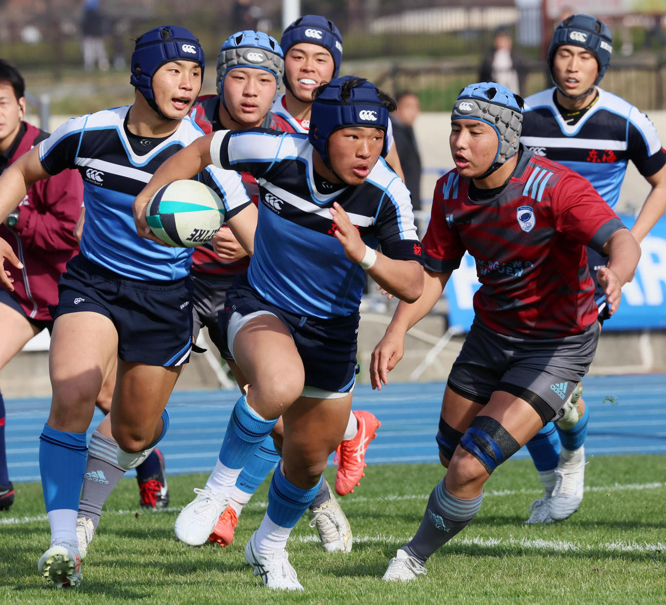 東海大大阪仰星対高川学園　前半、東海大大阪仰星WTB村岡は先制トライを決める（撮影・加藤哉）