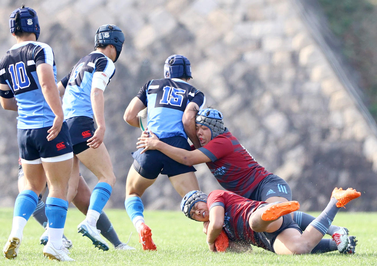 高川学園対東海大大阪仰星　前半、東海大大阪仰星FB上島（15）にタックルする高川学園の選手ら（撮影・上山淳一