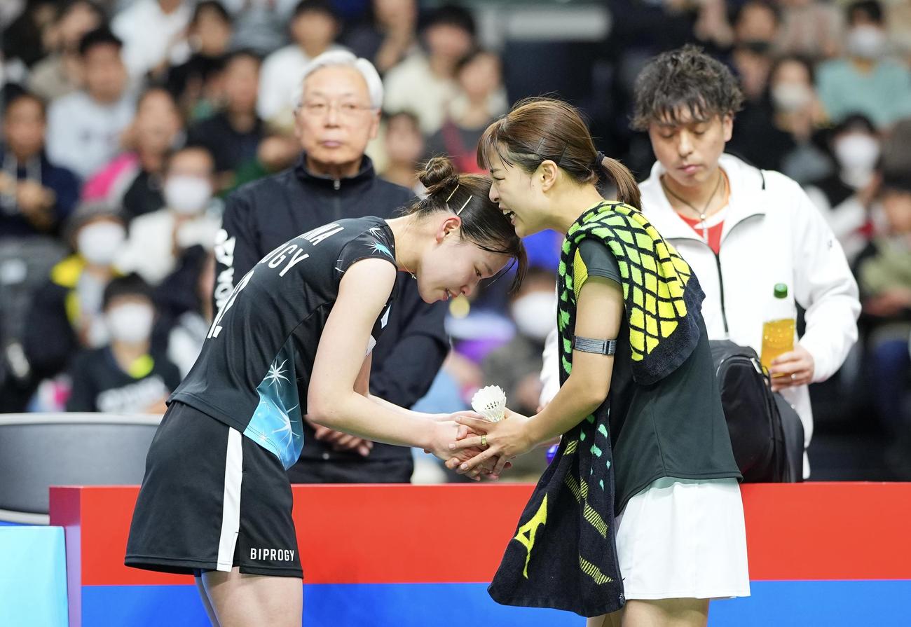 第77回全日本総合バドミントン選手権大会　女子シングルス決勝　奥原希望対杉山薫　途中で棄権した奥原（右）は優勝した杉山と握手を交わし声をかける