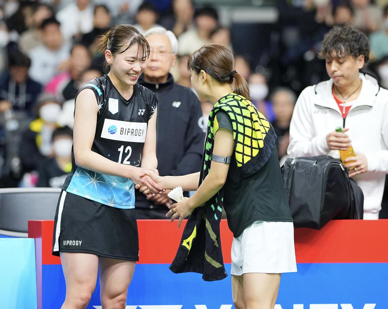第77回全日本総合バドミントン選手権大会　女子シングルス決勝　奥原希望対杉山薫　優勝した杉山（左）は奥原と健闘をたたえ合い笑顔を見せる