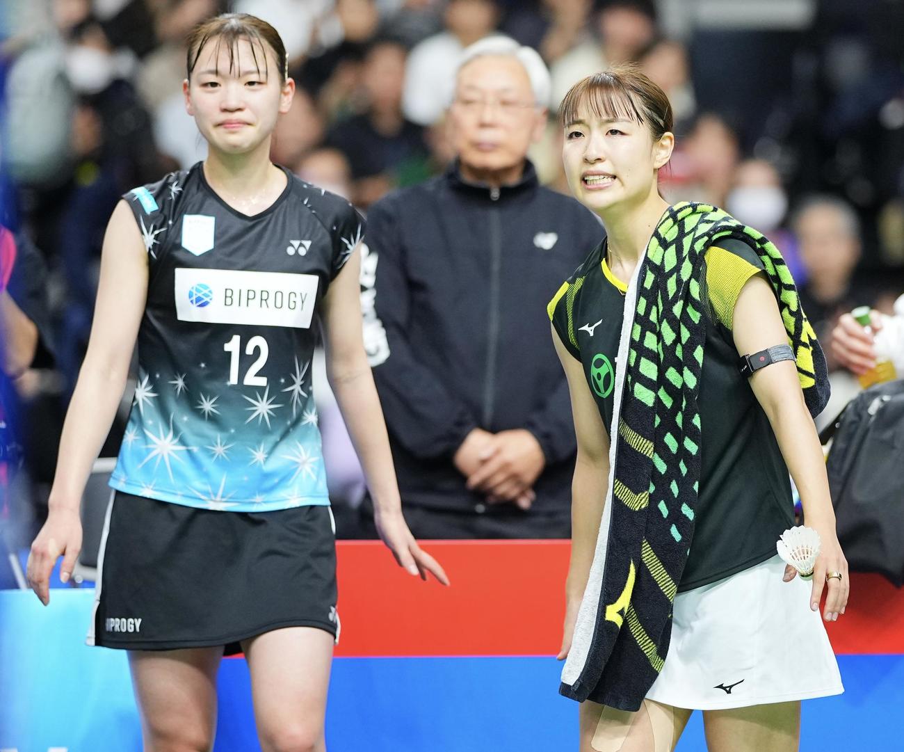 第77回全日本総合バドミントン選手権大会　女子シングルス決勝　奥原希望対杉山薫　負傷により途中棄権の奥原（右）は優勝した杉山と健闘をたたえ合う