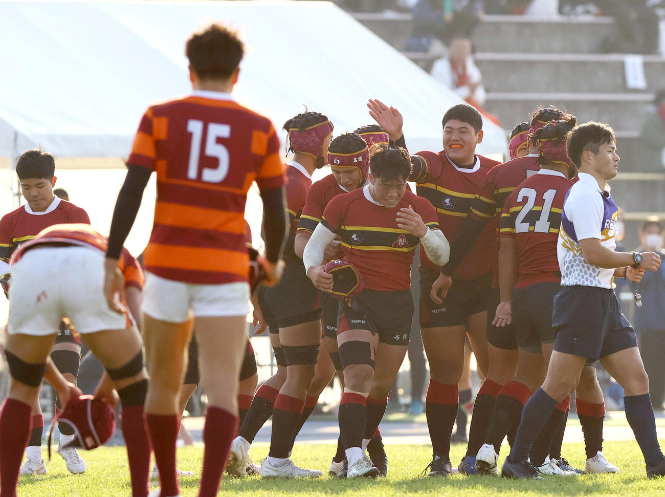 名護対城東　城東に勝利し、喜ぶ名護フィフティーン（撮影・上山淳一）