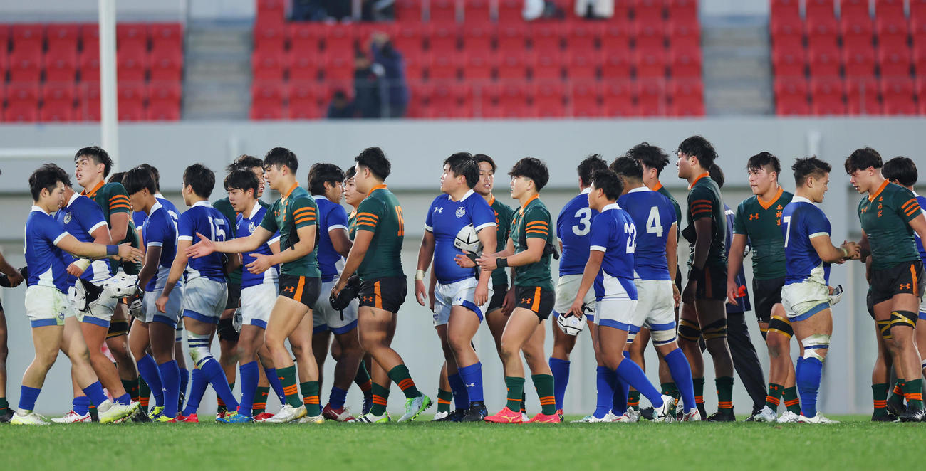 朝明対東福岡　試合後、健闘をたたえ合う両チームの選手たち（撮影・前田充）