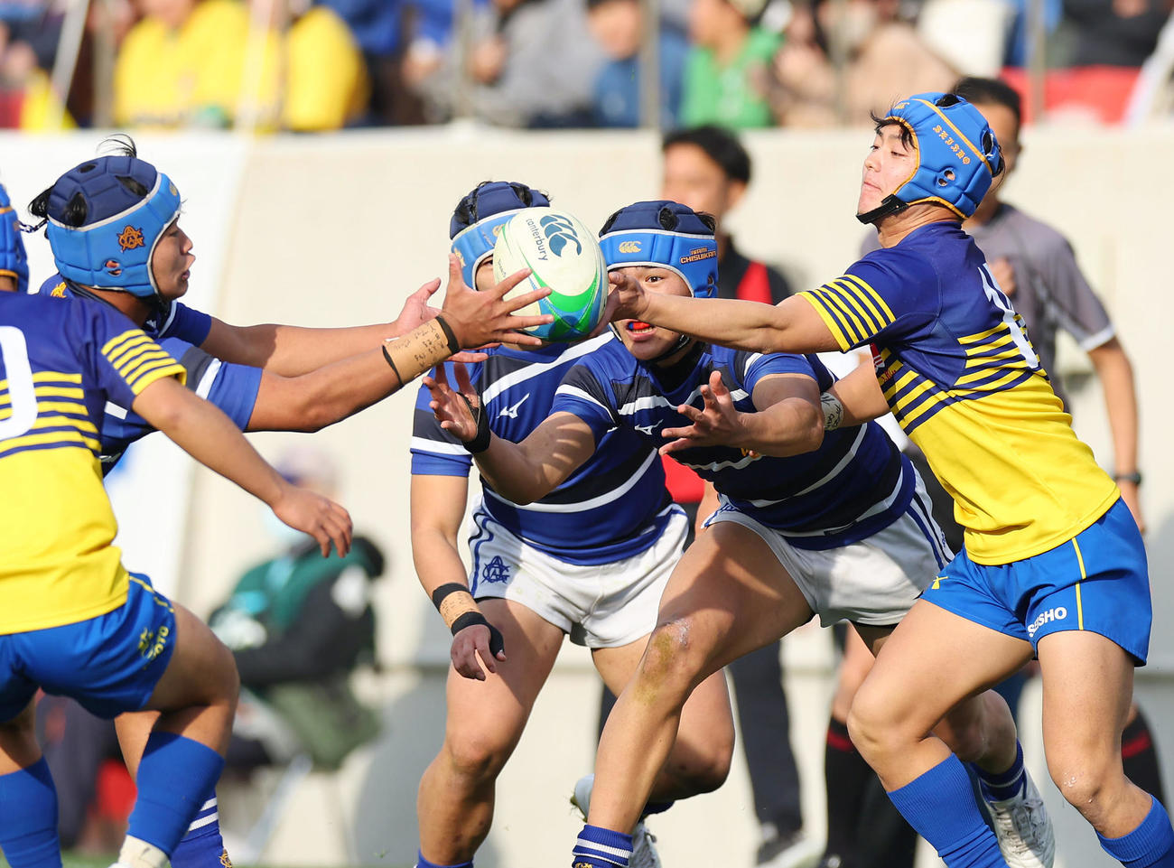 石見智翠館対京都成章　前半、ボールを奪い合う両チームの選手たち（撮影・前田充）
