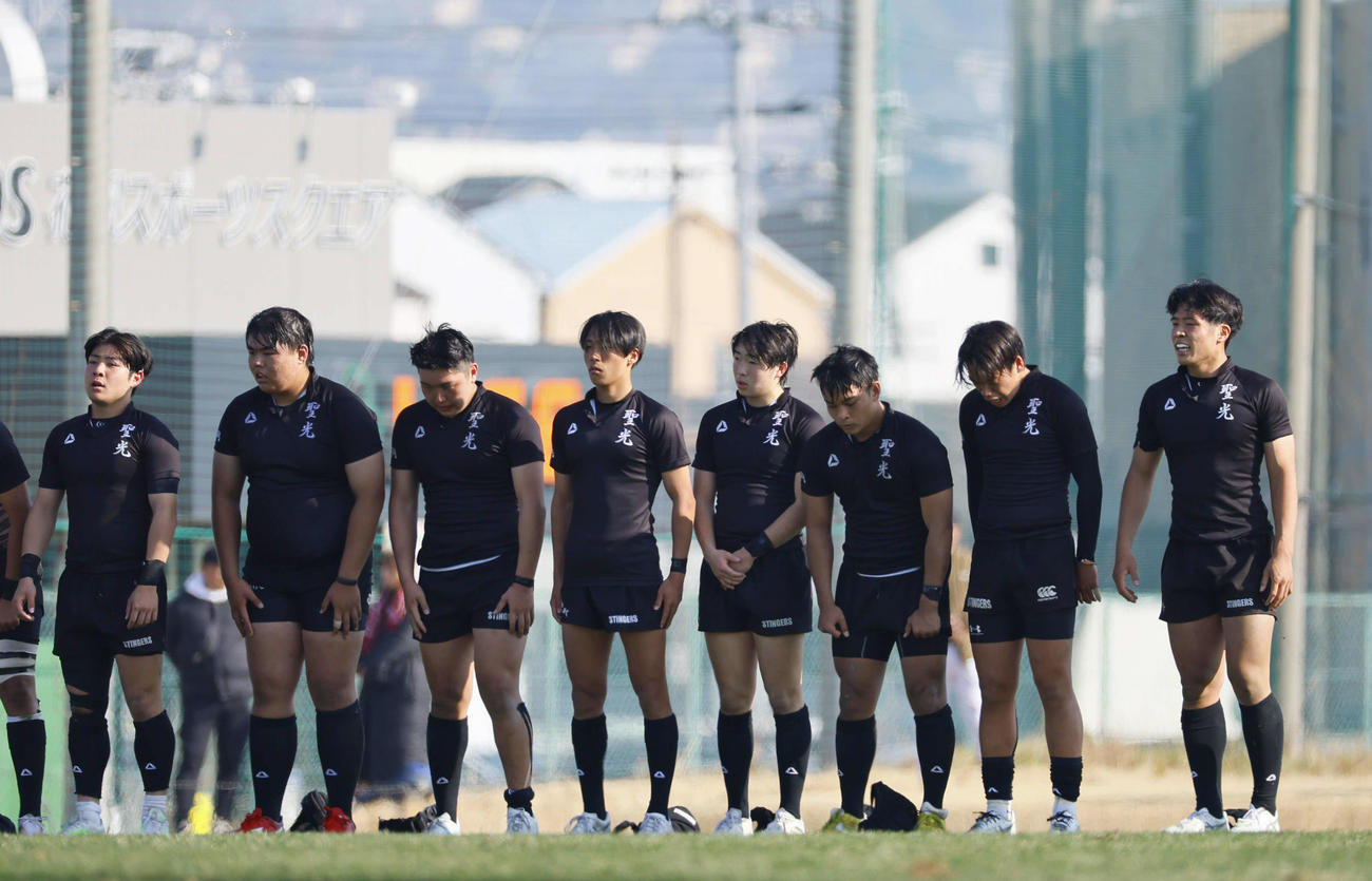 静岡聖光学院対目黒学院　目黒学院に敗れ整列する小野沢（右端）ら静岡聖光学院フィフティーン（撮影・藤尾明華）