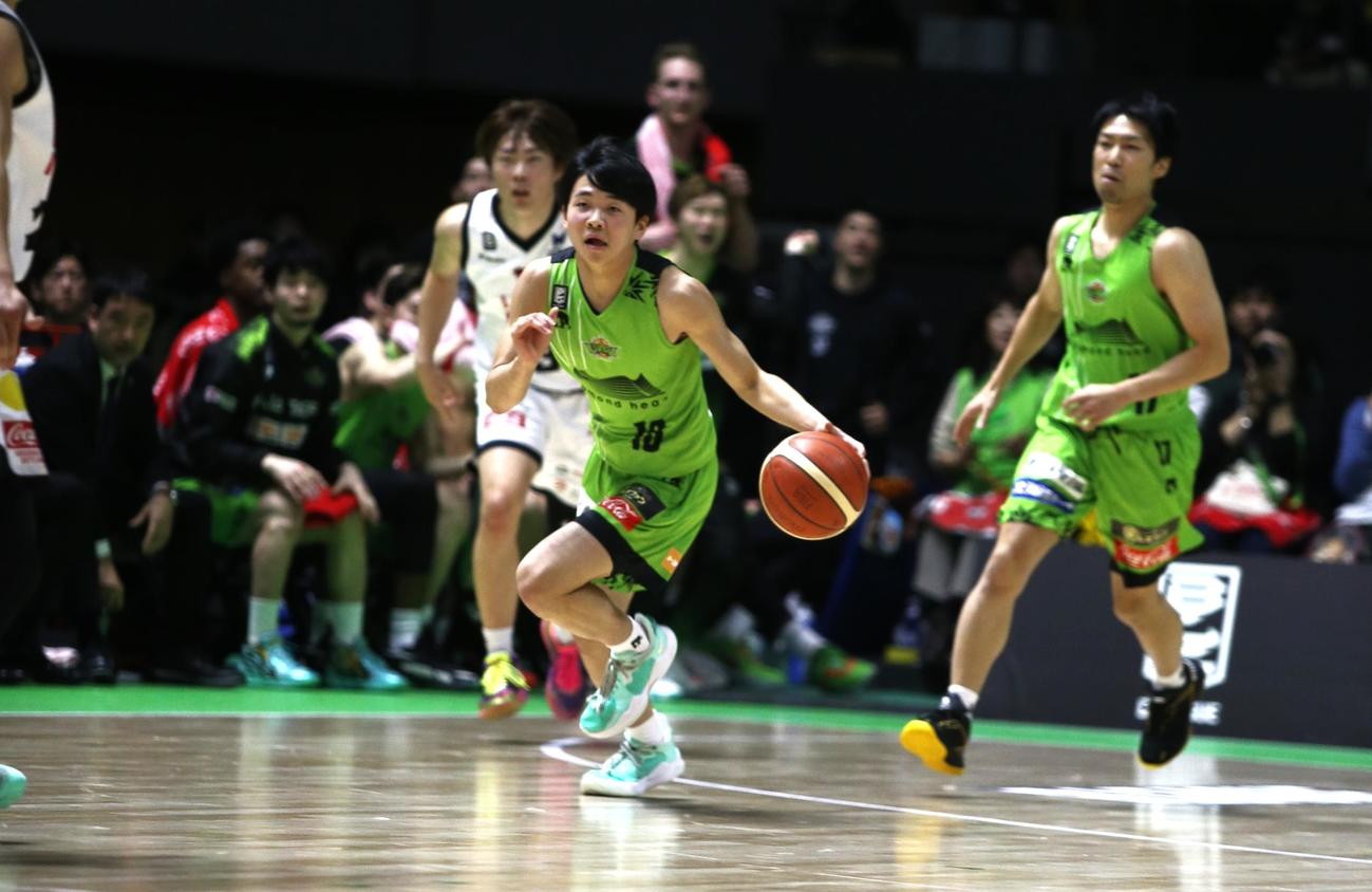 阿部竜大（中央）は思い切りよく中央突破する（撮影・中島洋尚）