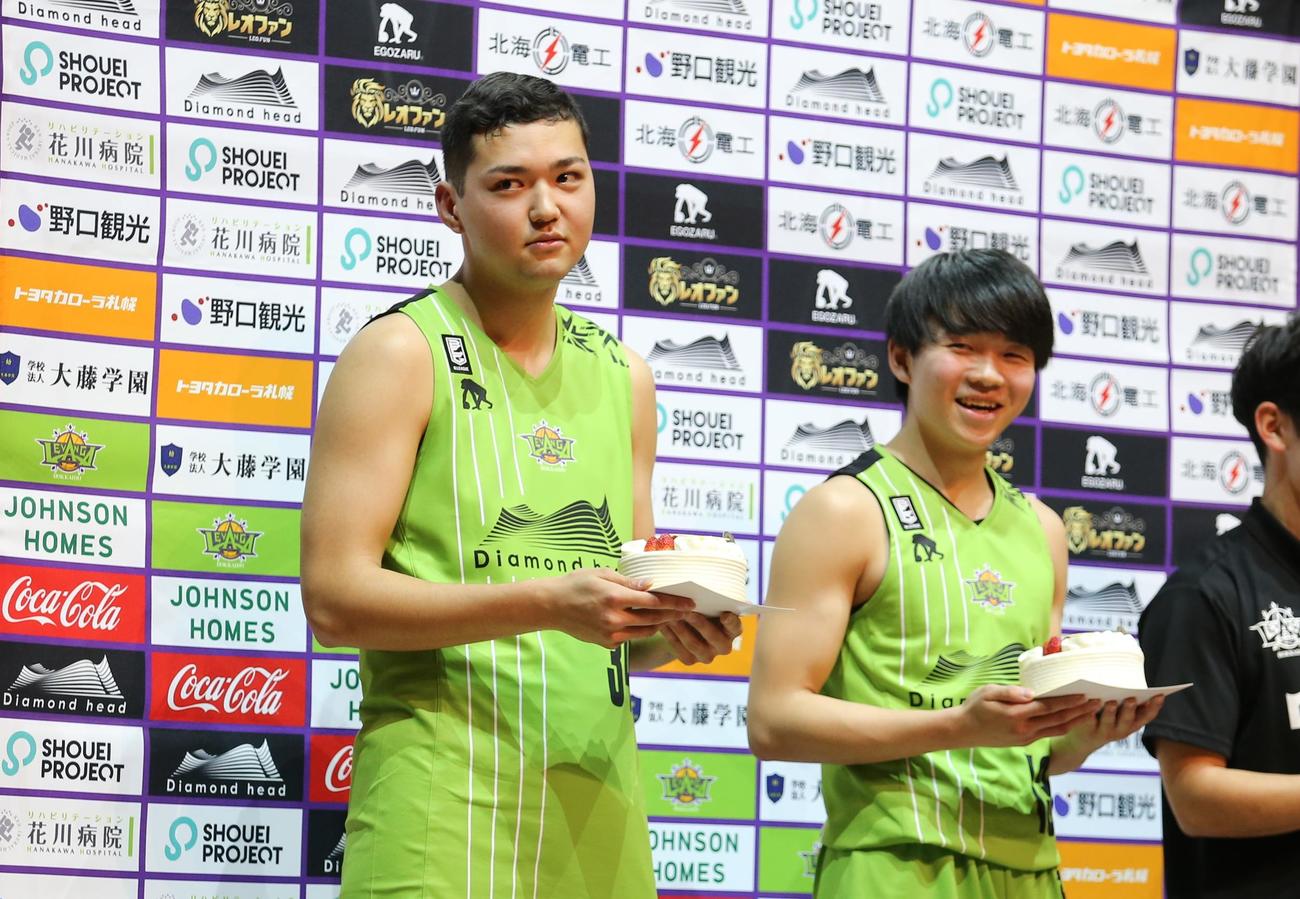 阿部（右）と内藤はバースデーケーキを渡されて笑顔（撮影・中島洋尚）