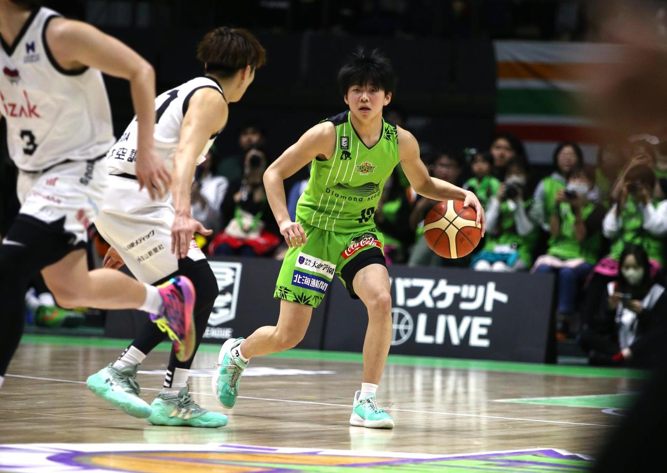 阿部（中央）はドリブルしながら周囲を見回す（撮影・中島洋尚）