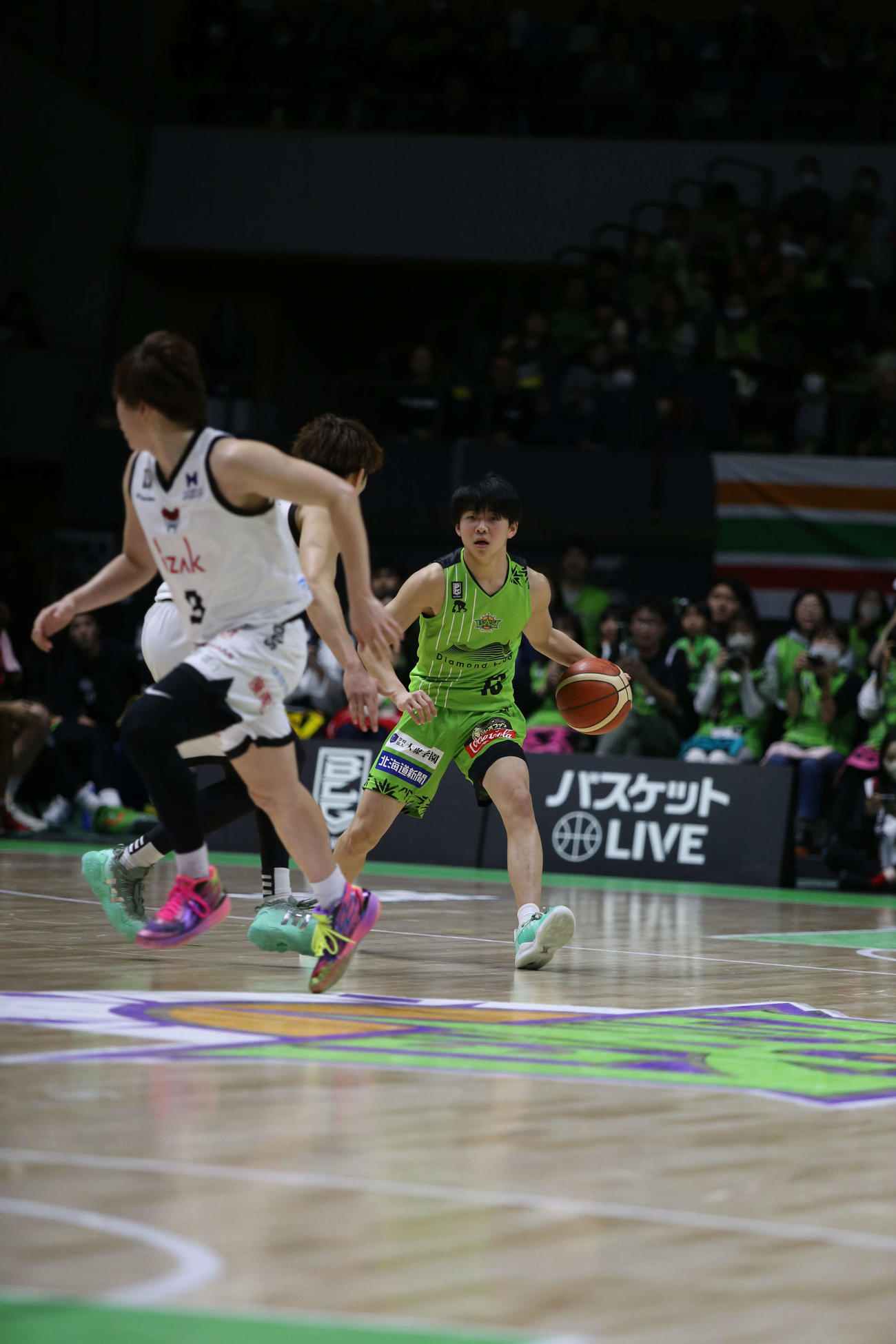 阿部（中央）は相手ディフェンスと対峙（たいじ）する（撮影・中島洋尚）