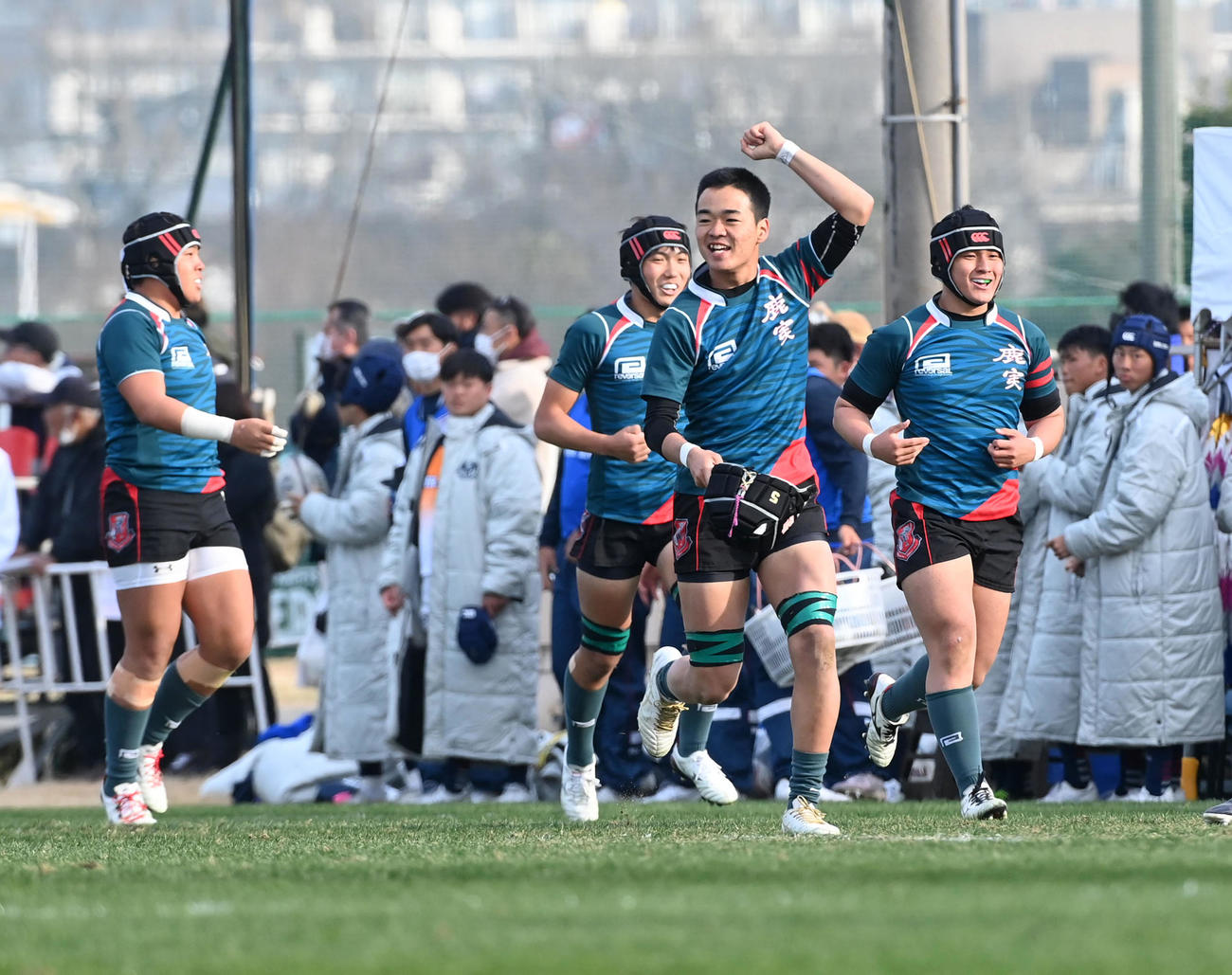 鹿児島実対大阪桐蔭　前半、先制トライに喜ぶ鹿児島実フィフティーン（撮影・前岡正明）