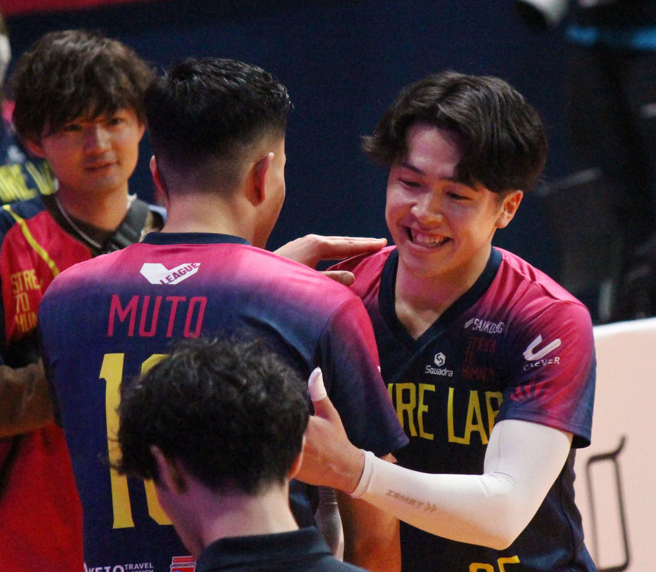 ハグを交わす東京GB後藤陸翔（撮影・勝部晃多）