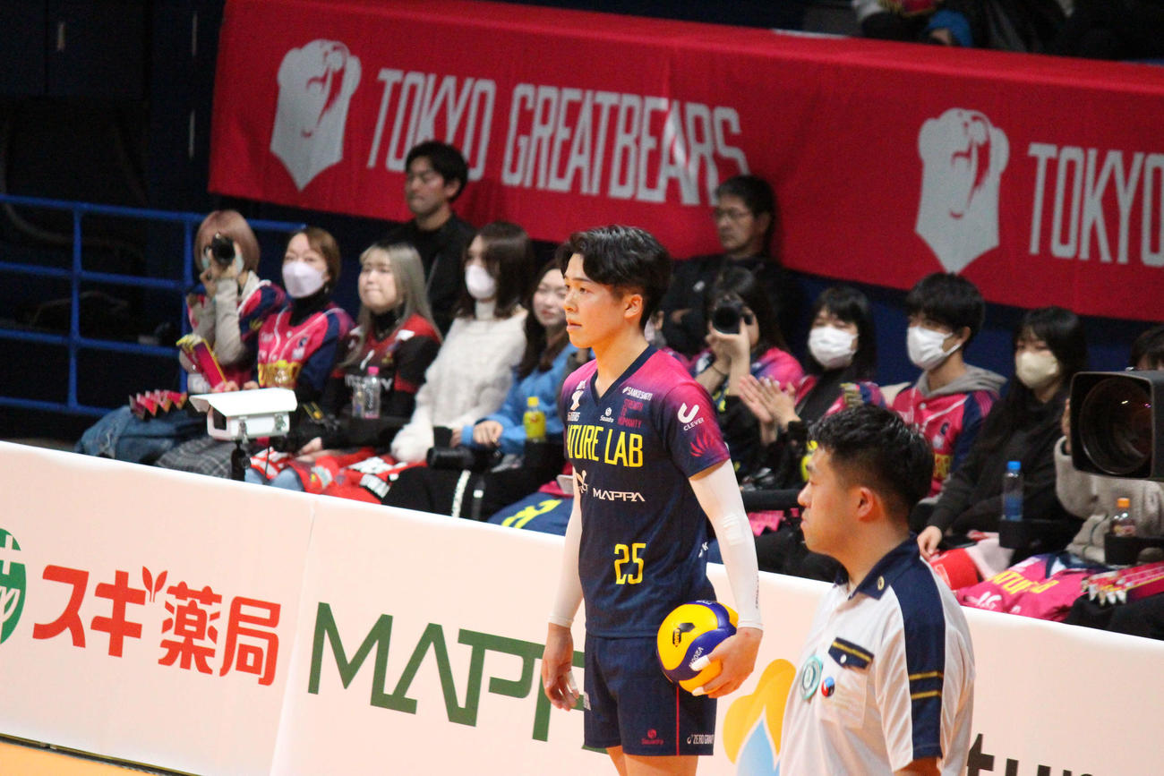 サーブに臨む東京GBの後藤陸翔（撮影・勝部晃多）