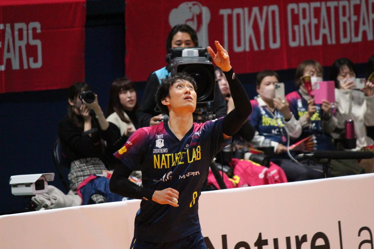 サーブに臨む東京GBの柳田将洋（撮影・勝部晃多）