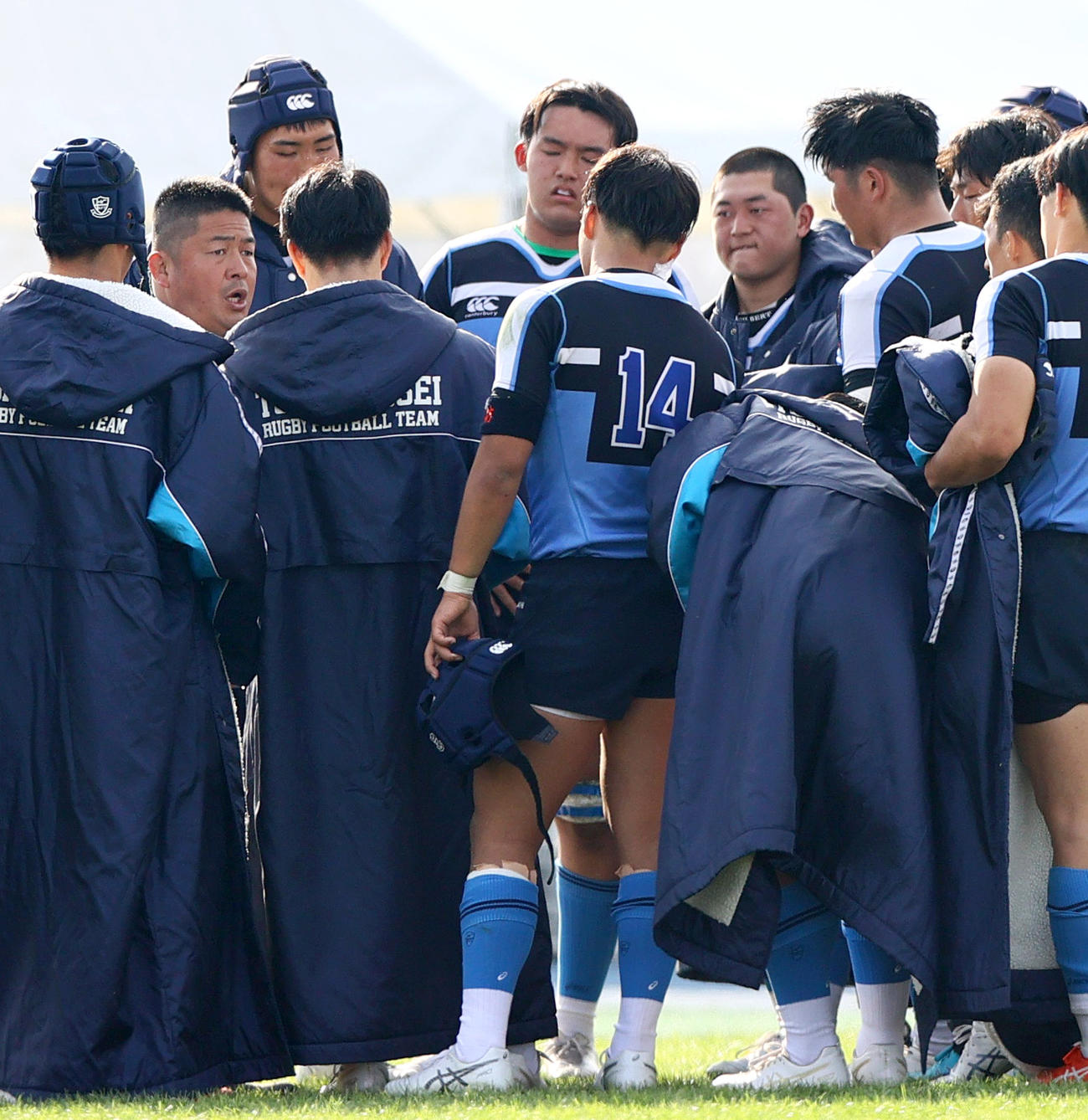 高川学園対東海大大阪仰星　後半を前に選手らに話す東海大大阪仰星の湯浅監督（左から2人目）（撮影・上山淳一）