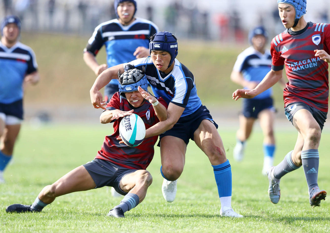 高川学園対東海大大阪仰星　後半、東海大大阪仰星CTB東（中央）と高川学園FB野村（左）がボールを奪い合う（撮影・上山淳一）