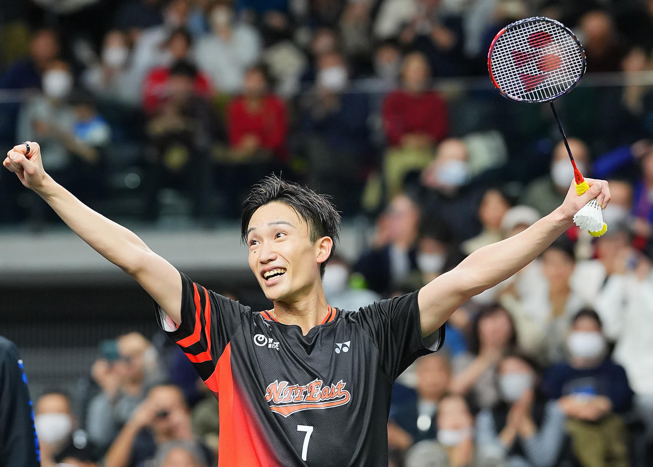 桃田賢斗対渡辺航貴　優勝しガッツポーズする桃田（撮影・垰建太）