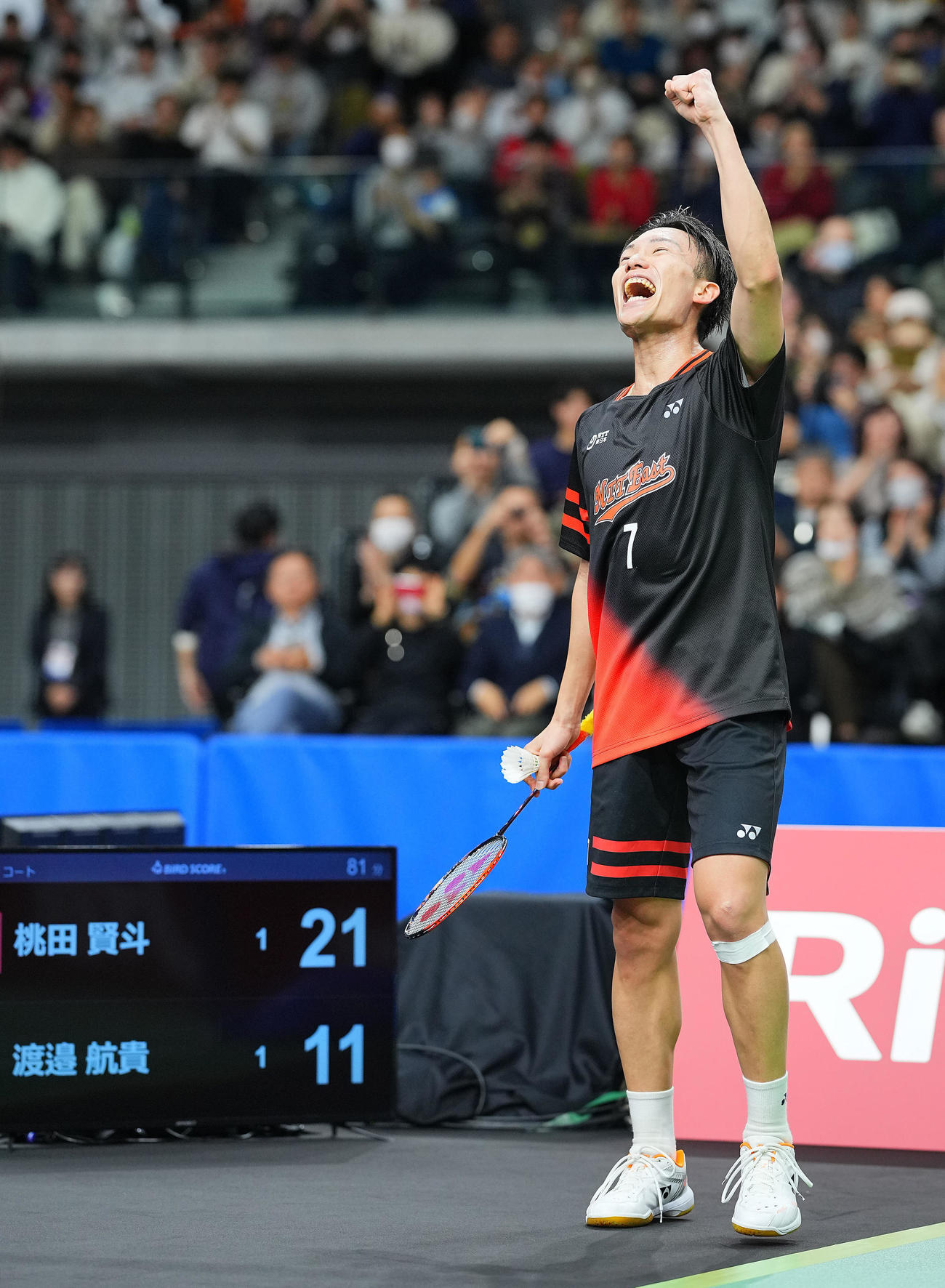 桃田賢斗対渡辺航貴　優勝し雄たけびを上げながらガッツポーズする桃田（撮影・垰建太）