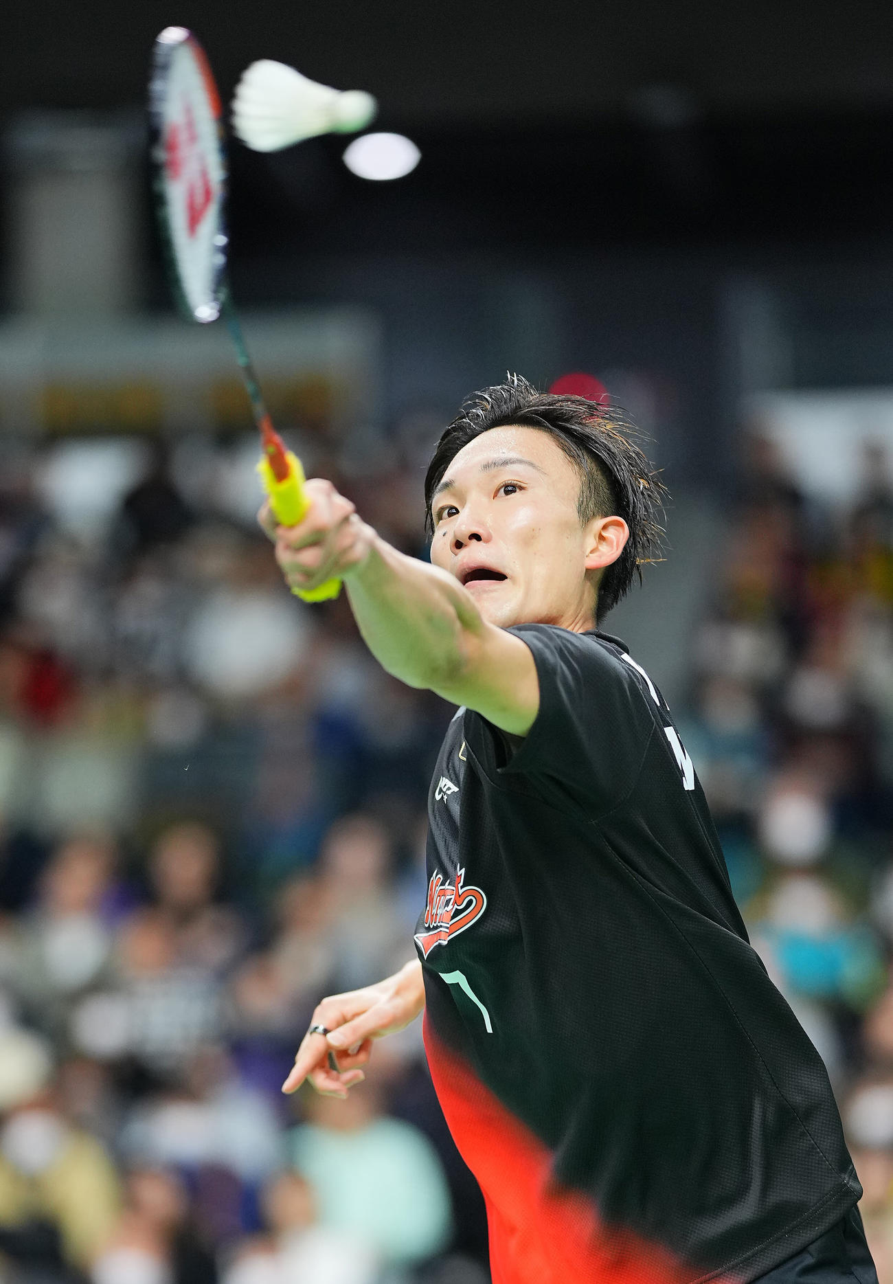 桃田賢斗対渡辺航貴　シャトルにくらいつく桃田（撮影・垰建太）