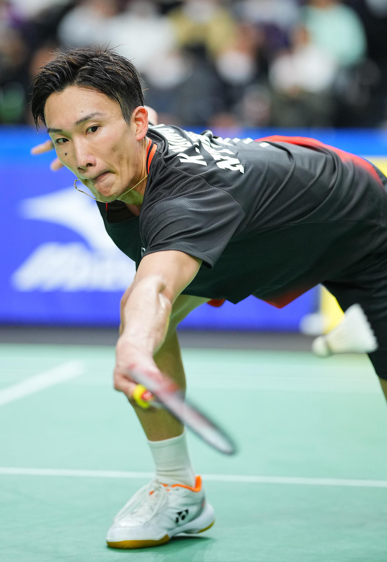 桃田賢斗対渡辺航貴　シャトルにくらいつく桃田（撮影・垰建太）