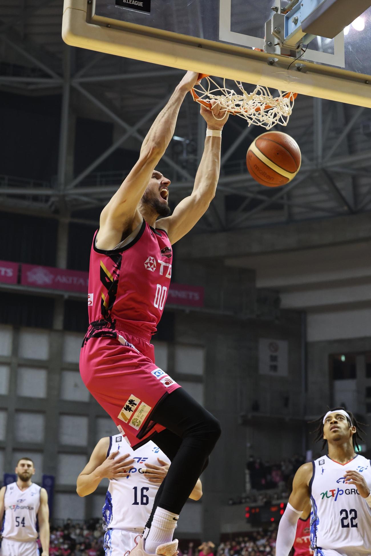 第4Q、豪快なダンクを決める秋田ザック（C）B.LEAGUE