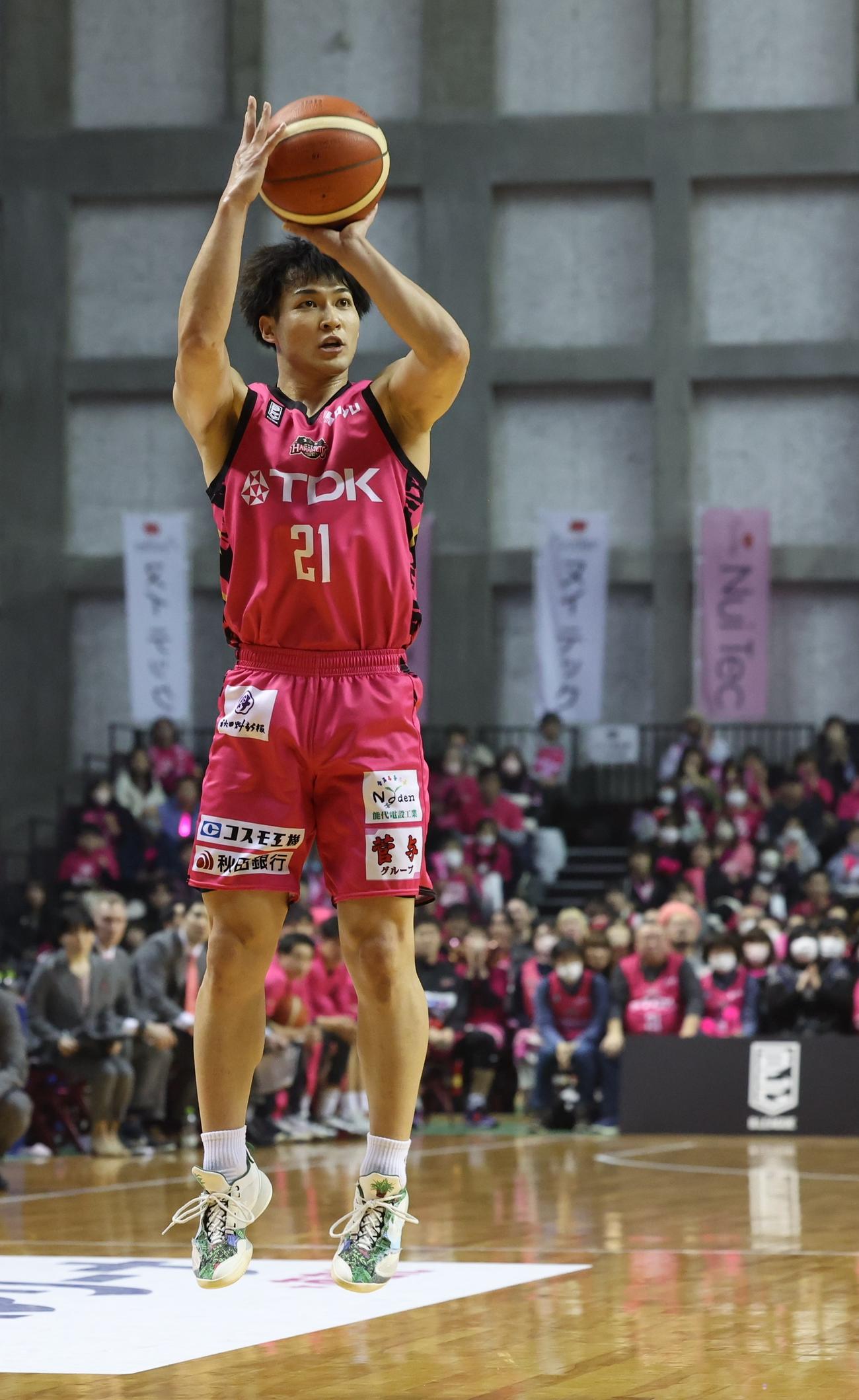 第4Q、シュートを狙いにいく秋田長谷川（C）B.LEAGUE