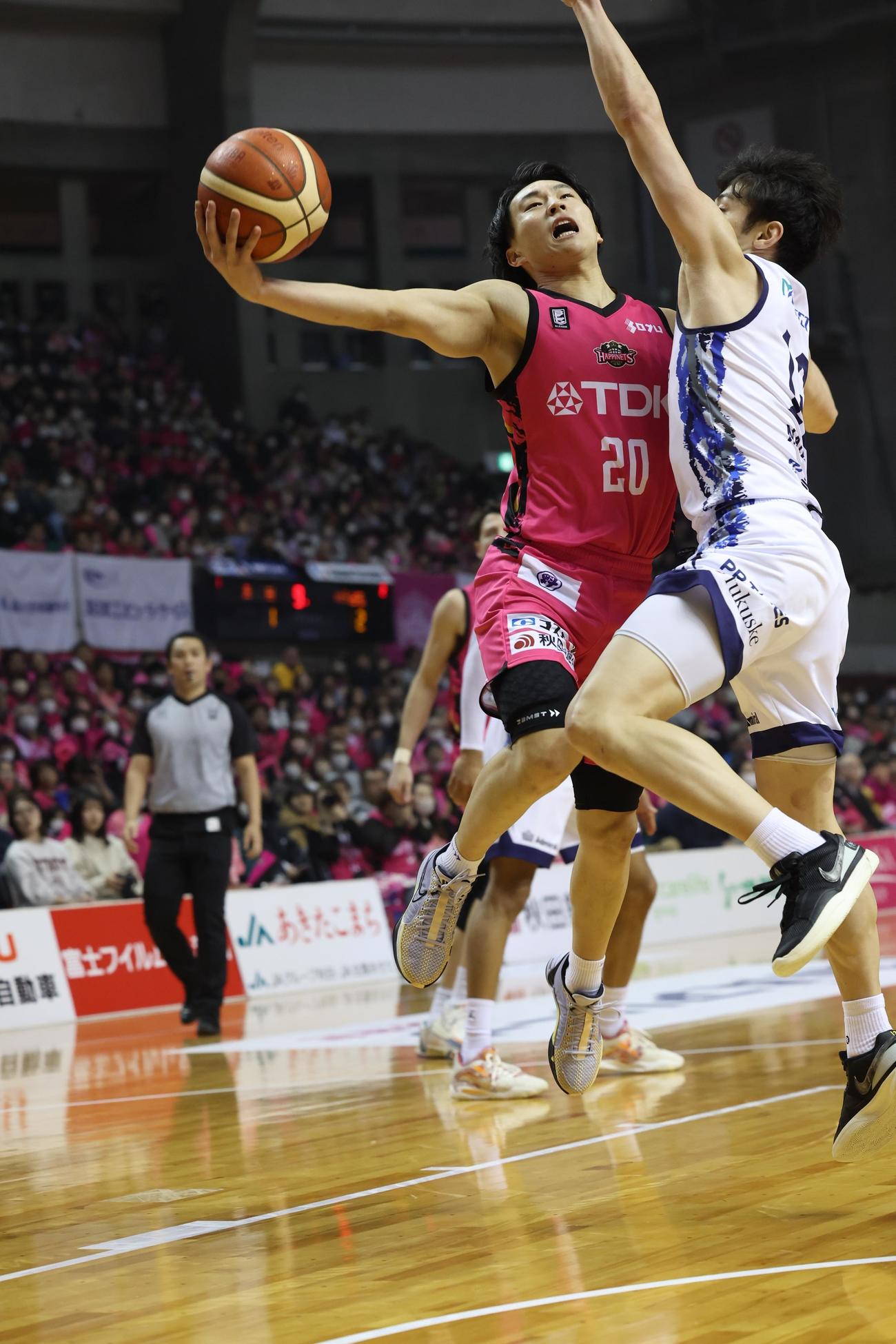 第2Q、シュートを狙いにいく秋田小栗（C）B.LEAGUE