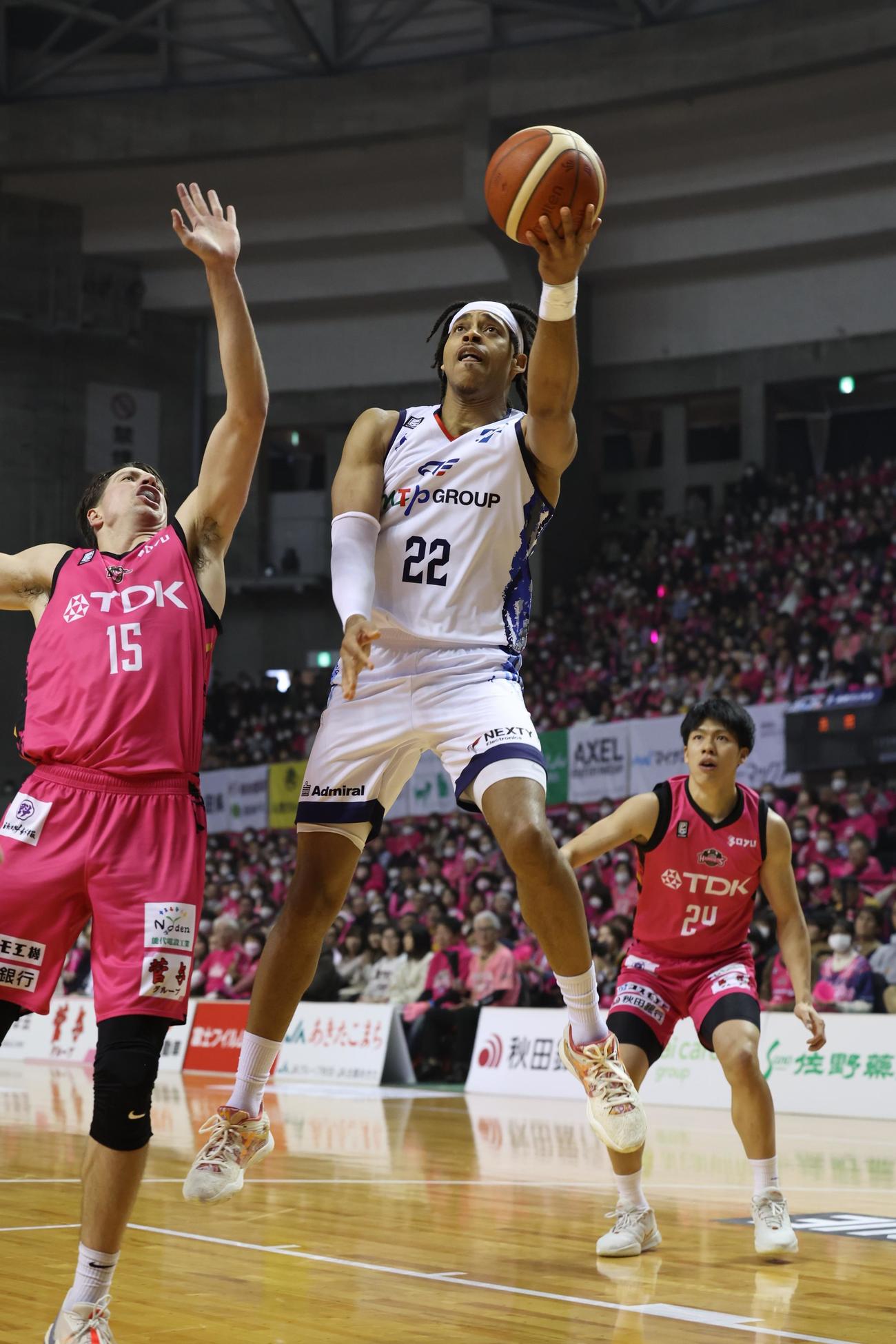 第1Q、シュートを狙いにいくFE名古屋ジョーンズ（中央）を阻止する秋田ライスナー（C）B.LEAGUE