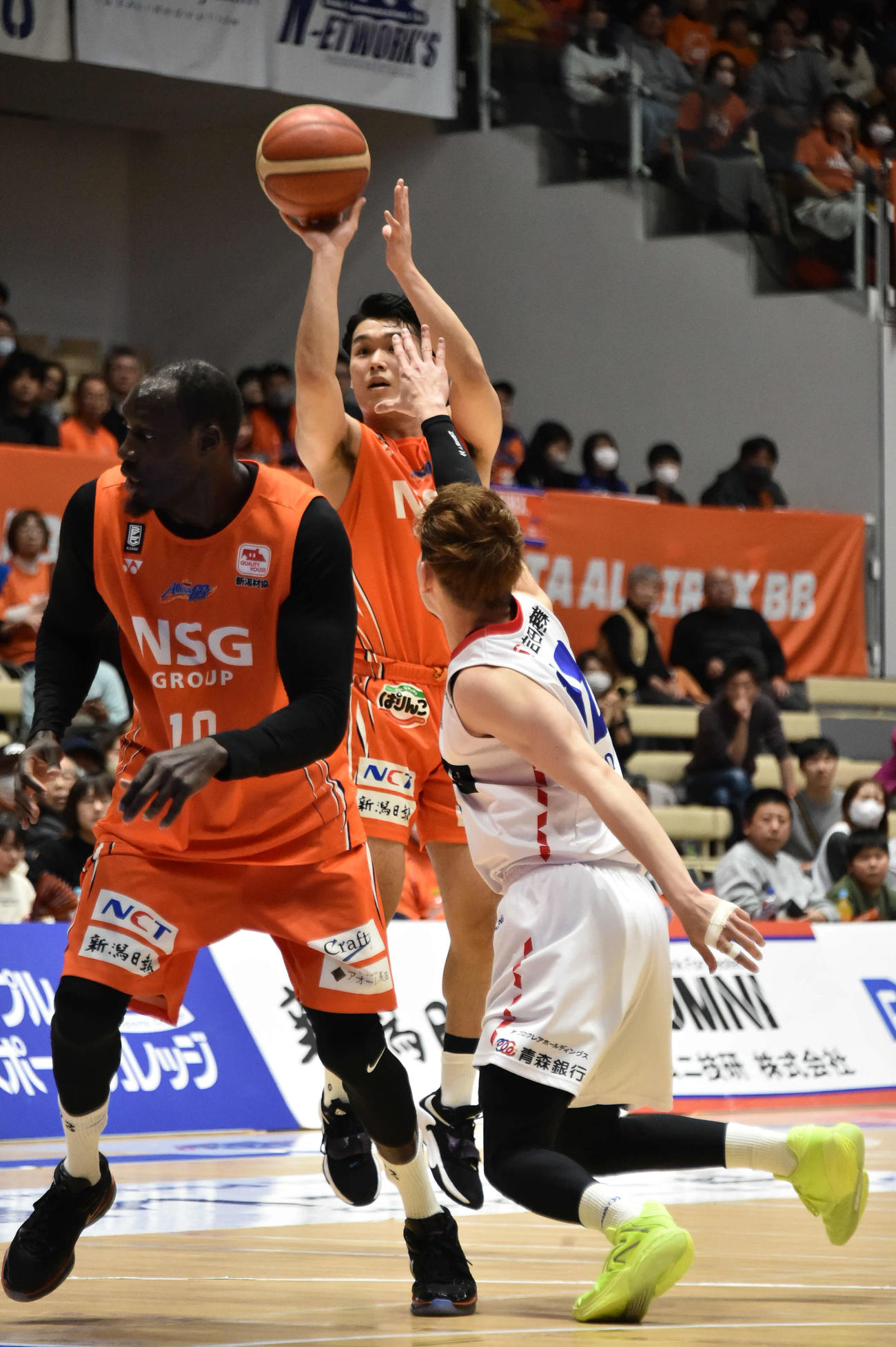 第1Q、新潟高橋が3点シュートを決める