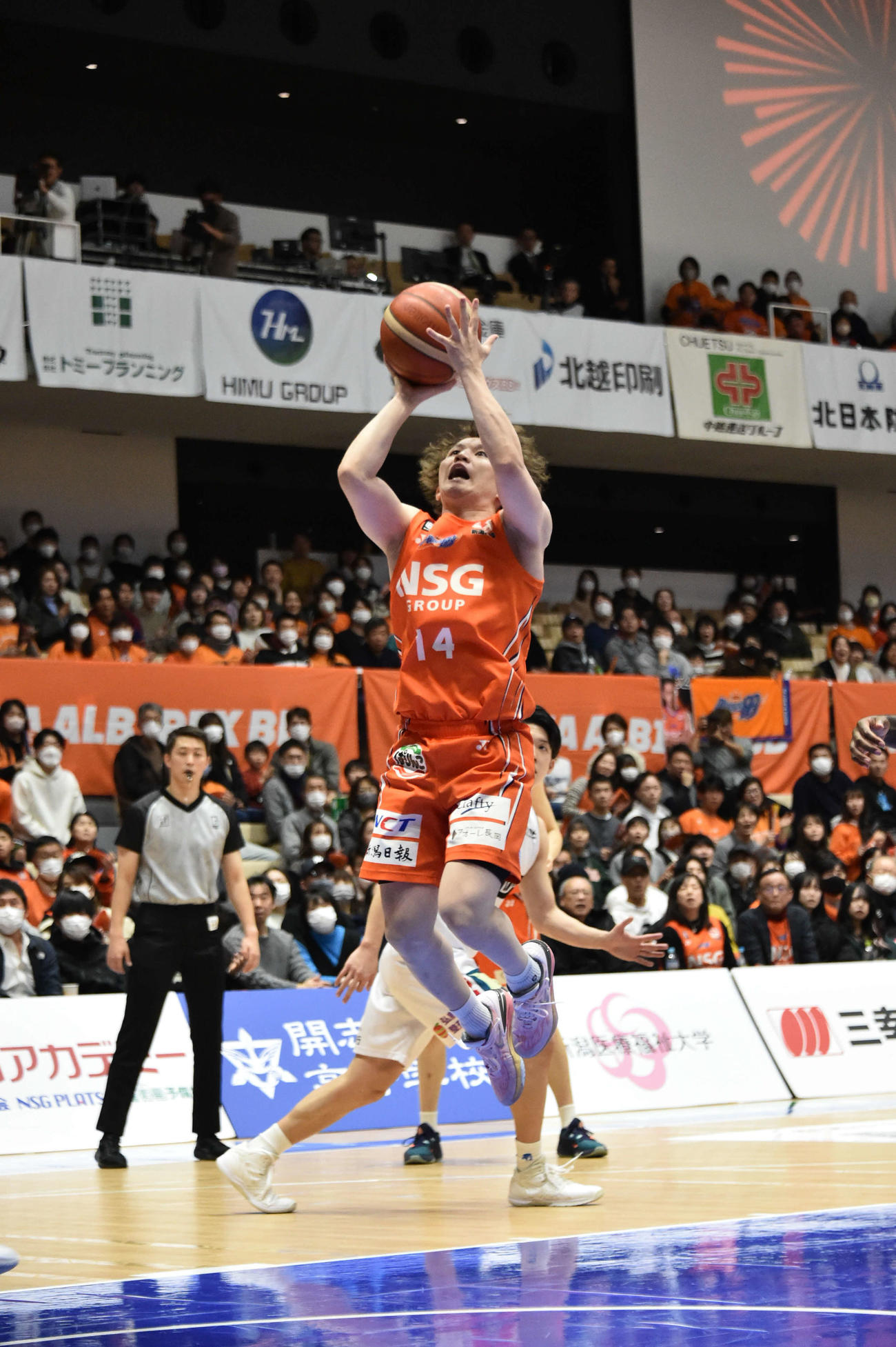 第1Q、新潟冨岡がジャンプシュートを決める