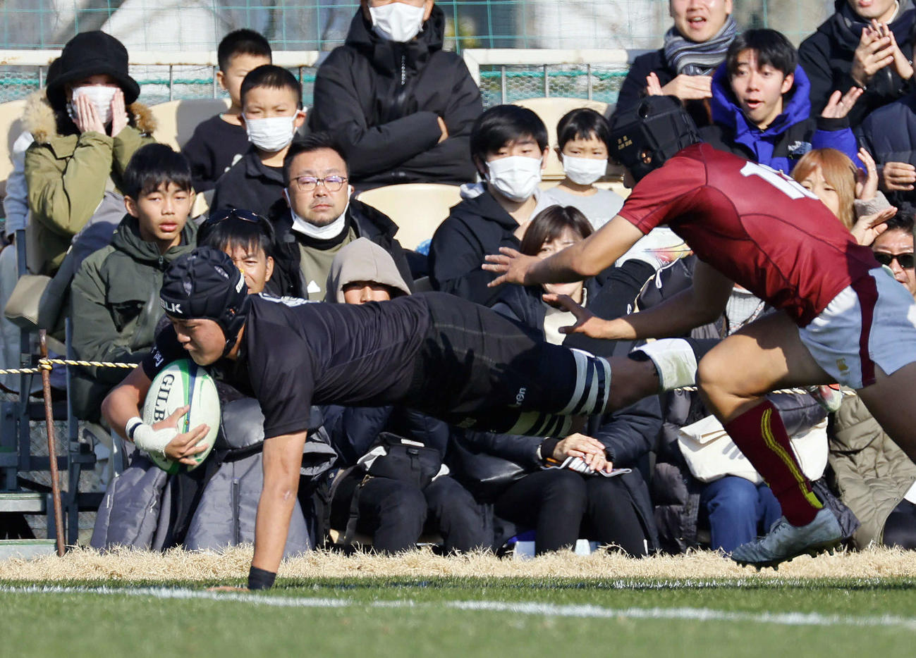 静岡聖光学院対目黒学院　後半、トライを決める静岡聖光学院NO8斎藤（撮影・藤尾明華）