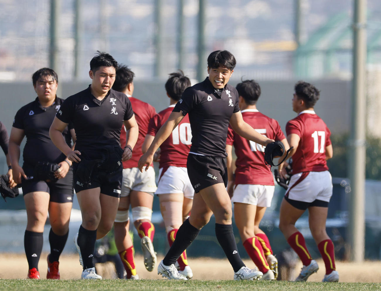 静岡聖光学院対目黒学院　目黒学院に敗れ肩を落とす目黒学院小野沢（手前右）（撮影・藤尾明華）