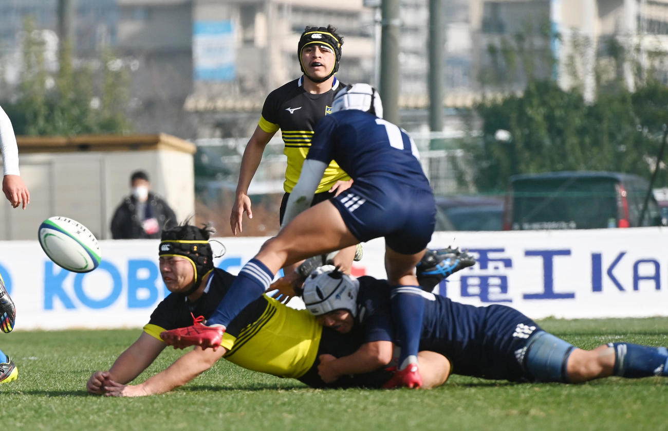 後半、タックルされる仙台育英プロップ佐藤