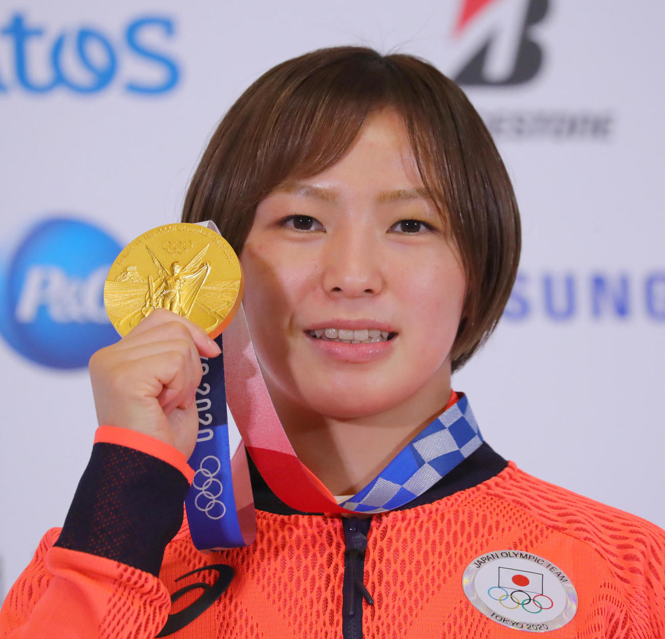東京五輪の金メダルを手に笑顔を見せるレスリング女子の川井友香子（2021年8月撮影）