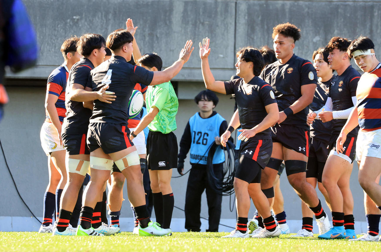 大学選手権準々決勝　関西学院大戦でトライを決め喜び合う帝京大ロック尹礼温（左手前）（23年12月23日撮影）