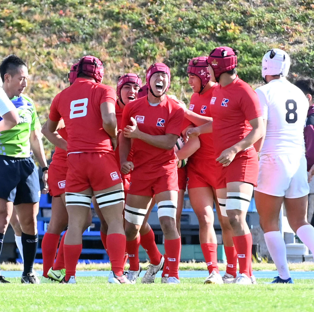 流通経大柏対天理　前半、SH三田村喜斗のトライに喜ぶ流通経大柏フィフティーン（撮影・前岡正明）