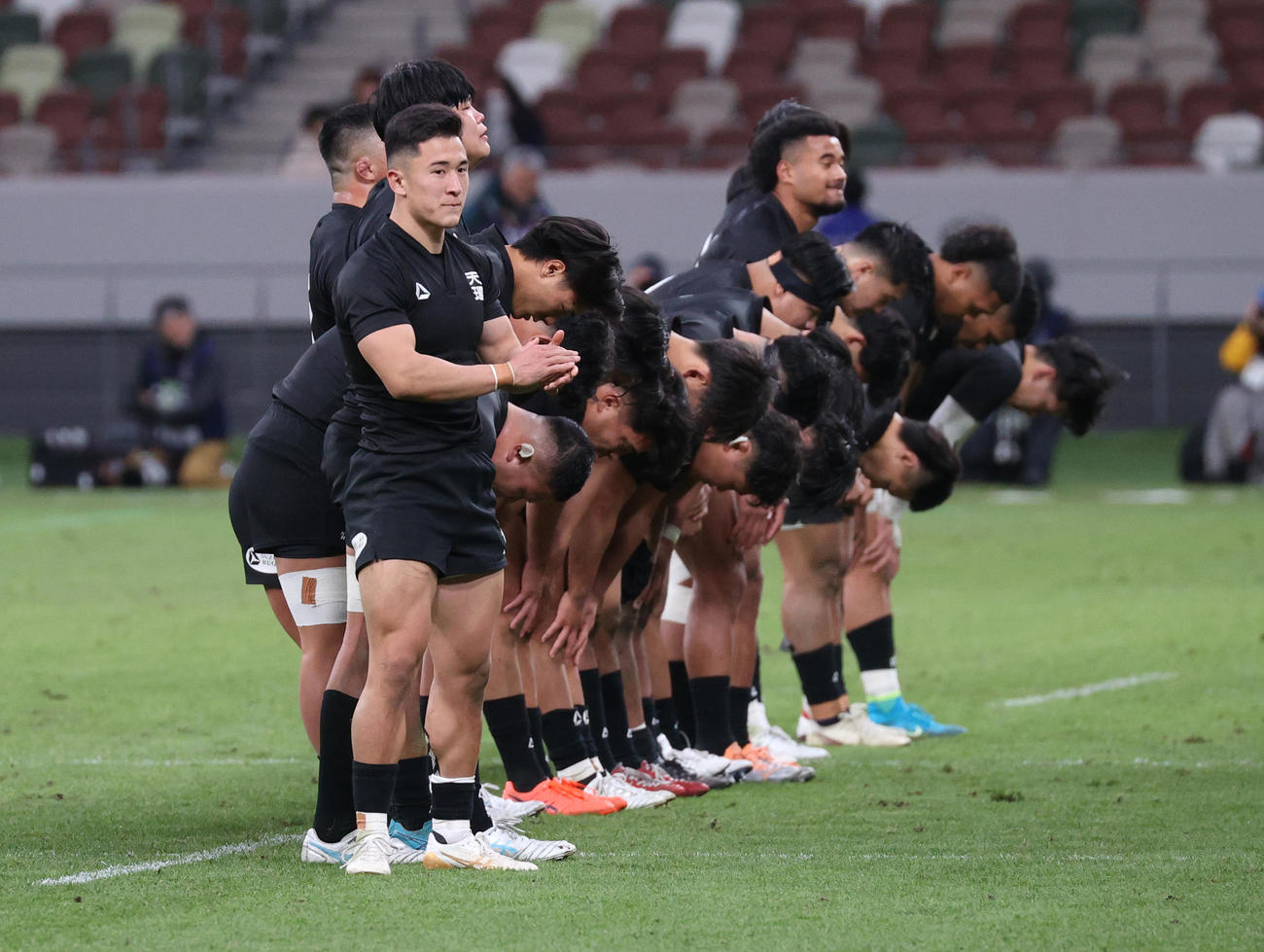帝京大対天理大　スタンドにあいさつする天理大選手たち（撮影・中島郁夫）