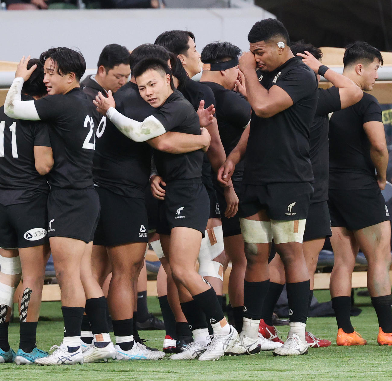 帝京大対天理大　涙を流し別れを惜しむ天理大NO8パトリック・ヴァカタ（右端）（撮影・中島郁夫）