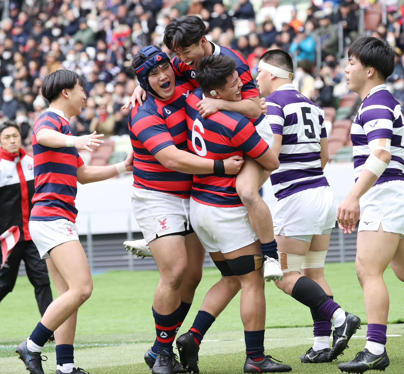 京産大対明大　前半、トライを決め喜ぶ京産大WTB西（左から3人目）（撮影・中島郁夫）
