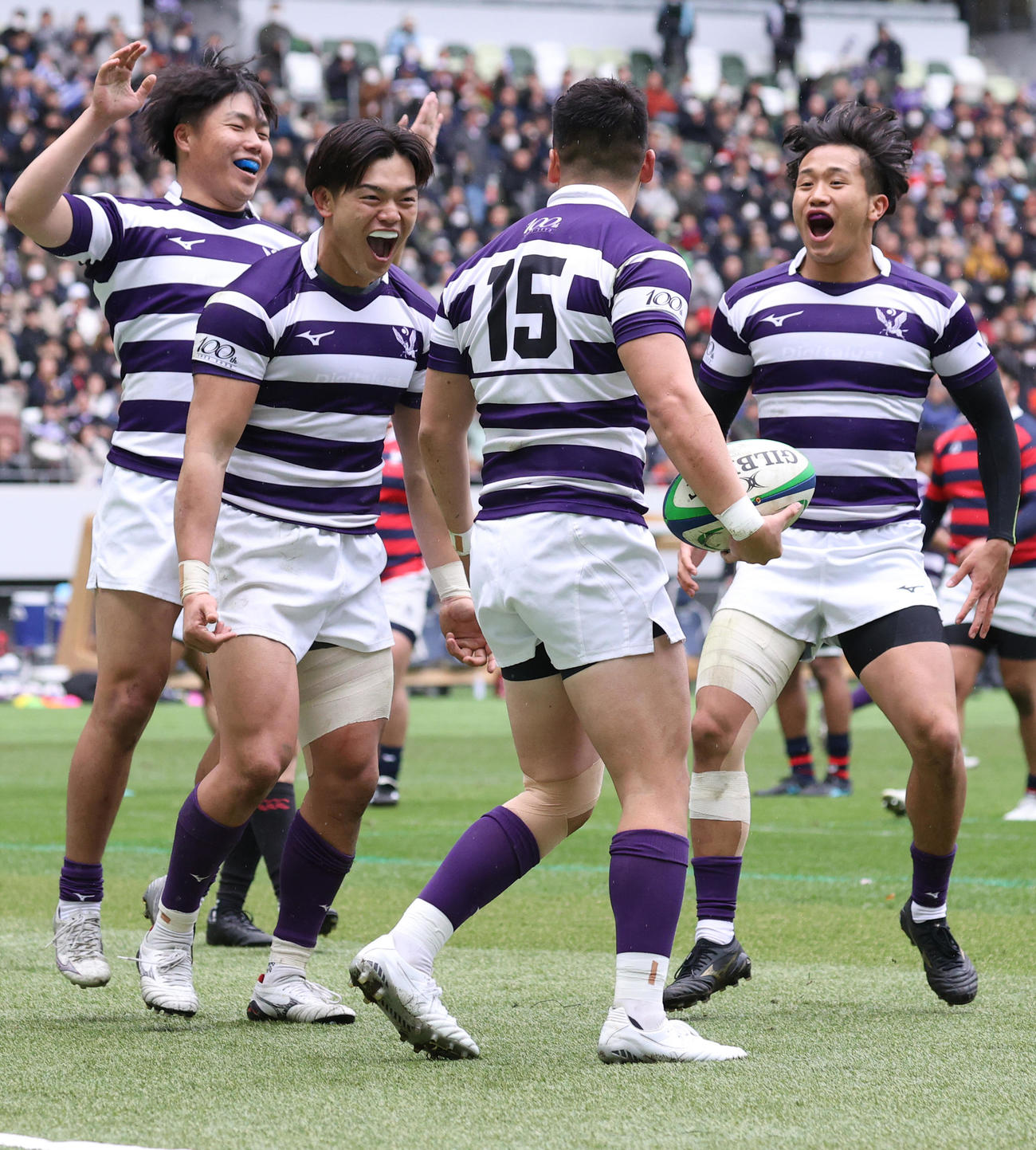 京産大対明大　後半、明大FB池戸（右から2人目）のトライを喜ぶCTB広瀬（左から2人目）（撮影・中島郁夫）