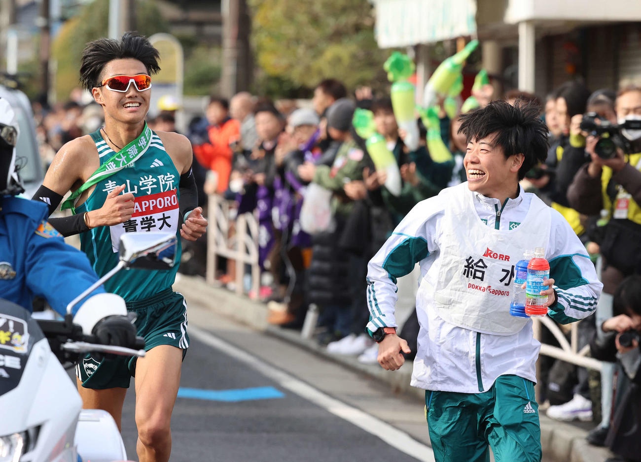 7区、給水で笑顔を見せる青学大・山内（左）（撮影・河野匠）