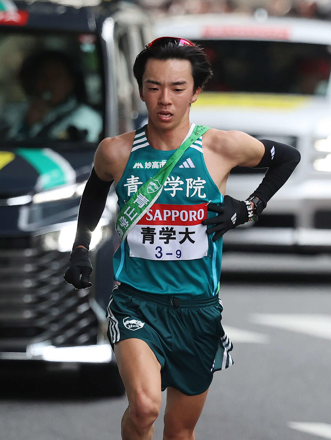 9区、脇腹を気にする青学大・倉本（撮影・河野匠）