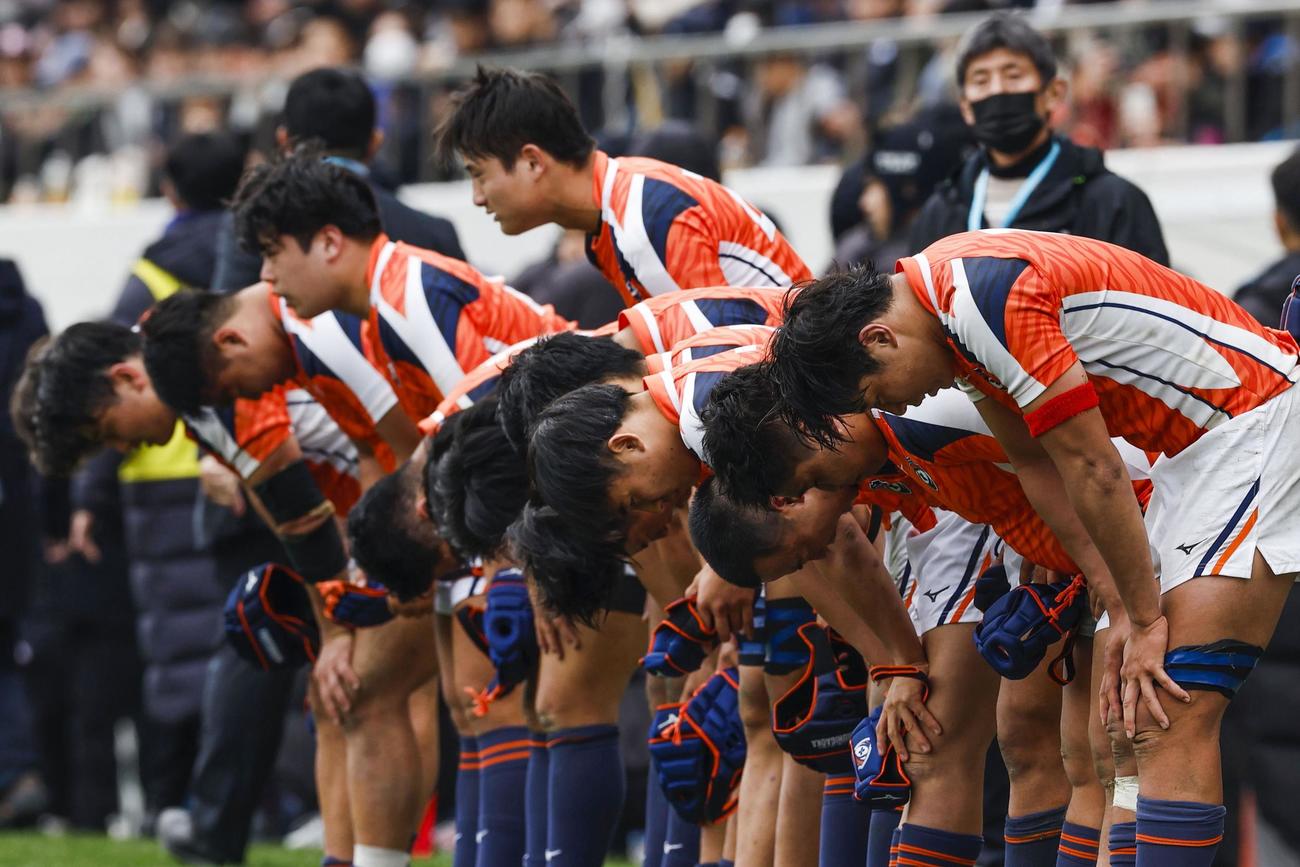 準々決勝で敗れ、グラウンドに一礼する中部大春日丘の選手たち（共同）